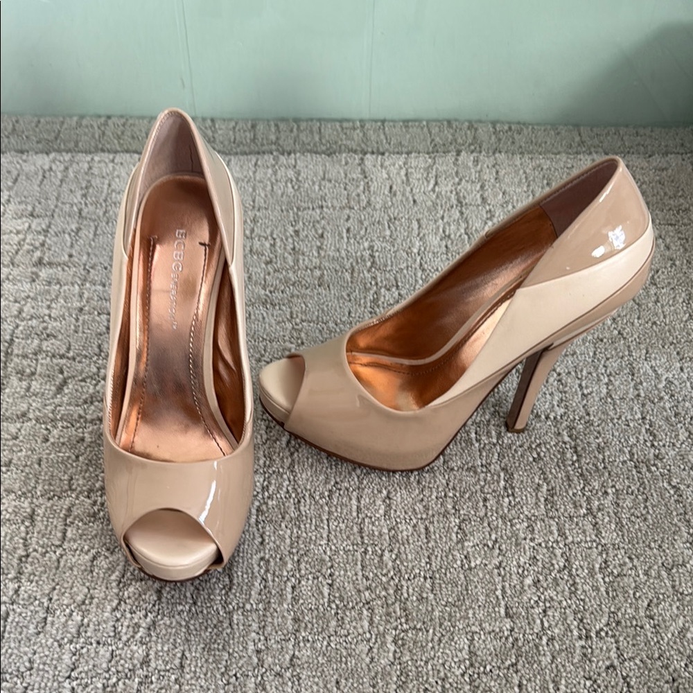 BCBGMAXAZRIA Women's Cream Peep Toe Heels